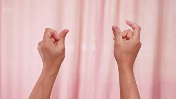 Mãos Quebrando Dedos Isolados Fundo Rosa Mãos Femininas Isoladas Piscar — Vídeo de Stock