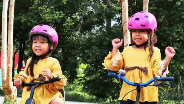 Dwie Małe Siostry Kasku Bezpieczeństwa Bawiące Się Rowerami Biegowymi Letnim — Wideo stockowe