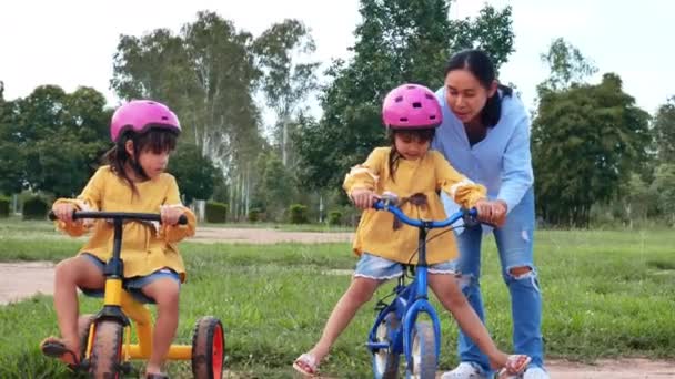 Linda Niña Casco Seguridad Aprender Andar Bicicleta Con Madre Parque — Vídeos de Stock