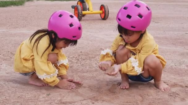Două Surori Drăguțe Din Căști Joacă Nisipul Parc Într Însorită — Videoclip de stoc