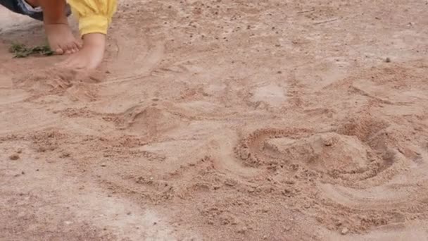 Närbild Två Små Systrar Som Leker Med Sand Parken Solig — Stockvideo