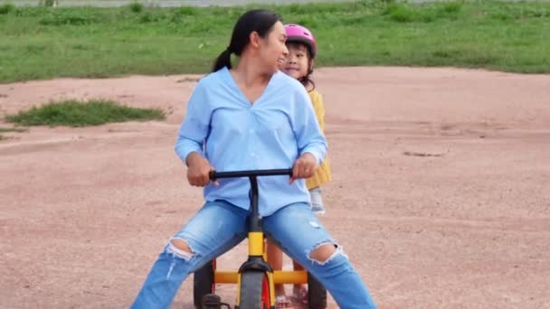 Mãe Feliz Gosta Divertir Andando Bicicleta Para Crianças Com Filha — Vídeo de Stock