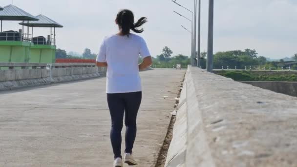 Mamma Felice Due Figlie Che Indossano Abbigliamento Sportivo Fanno Jogging — Video Stock