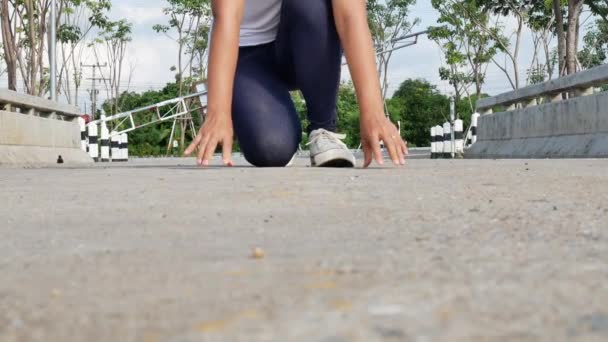 Poz Vermeye Hazırlanan Genç Kadın Sabah Yaz Parkında Caddede Koşmaya — Stok video