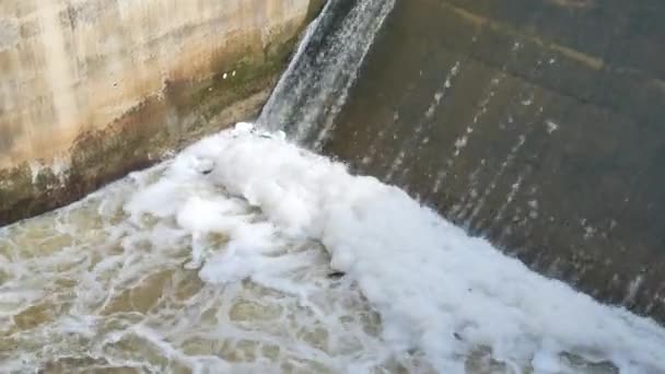 Zbliżenie Uwolnienie Wody Tamy Widok Powietrza Wody Przepływającej Przez Zaporę — Wideo stockowe