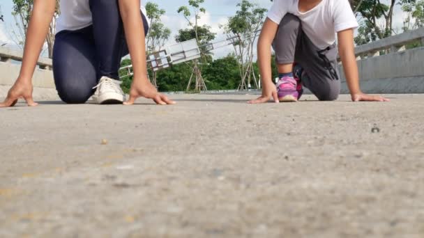 Mãe Nova Filha Pequena Estão Preparando Poses Antes Começar Correr — Vídeo de Stock