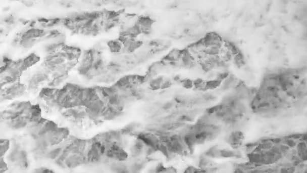 Close Formação Espuma Branca Partir Água Que Flui Através Barragem — Vídeo de Stock