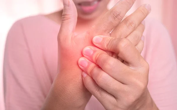 女性紧紧抓住疼痛的手掌 因长时间在电脑或家庭主妇上工作而麻木 腕管综合征 关节炎 神经疾病概念 — 图库照片