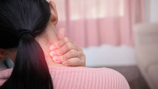 Close Mulher Massageando Seu Pescoço Doloroso Causado Por Trabalho Prolongado — Fotografia de Stock
