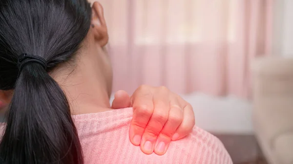 Close Mulher Massageando Seu Ombro Doloroso Causado Por Trabalho Prolongado — Fotografia de Stock