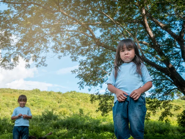 Conflicto Las Hermanas Durante Las Obras Jardín Relación Hermanos Problemas — Foto de Stock