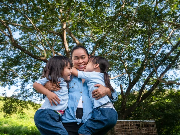 Dos Niñas Hermanas Con Mamá Riéndose Abrazándose Cálido Soleado Día — Foto de Stock