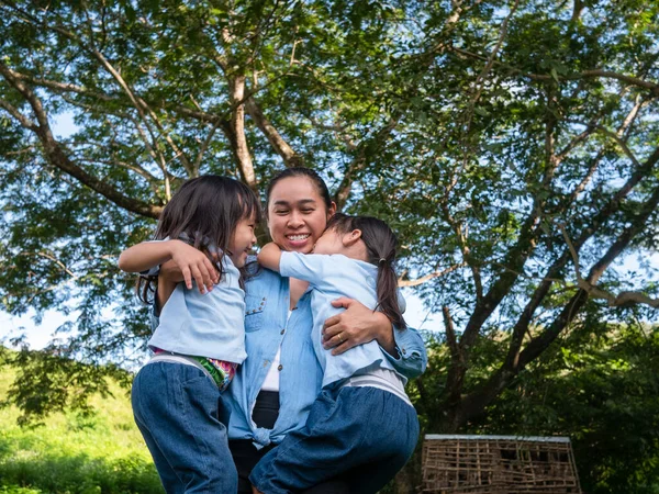 Dos Niñas Hermanas Con Mamá Riéndose Abrazándose Cálido Soleado Día — Foto de Stock