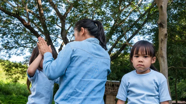 Conflit Des Sœurs Pendant Les Jeux Dans Jardin Jalousie Jeune — Photo