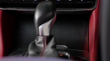 Otomatik vitesi kontrol eden kadın sürücünün yakın çekimi P Park 'tan D Drive' a aktarıldı ve tersine çevrildi. Dişi el, modern arabada vites değiştiriyor..