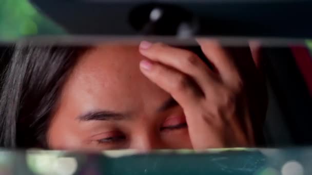 Arabadan Inip Görüşmesine Hazırlanmadan Önce Güzel Bir Kadının Dikiz Aynasındaki — Stok video