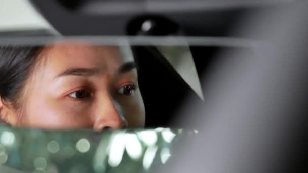 Вид Зеркала Заднего Вида Стрессовой Женщины Усталого Истощенного Плача Машине — стоковое видео