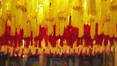 Tayland - Tayland 'da Kuzey Tayland kültüründe umudu, ışığı ve kutlamayı sembolize eden geleneksel Tayland festivali sırasında gece aydınlatılan renkli Lanna kağıt fenerleri.