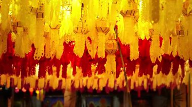 12 Ekim 2025; Tayland - Tayland - Tayland 'ın kuzey Tayland kültüründe umudu, ışığı ve kutlamayı simgeleyen geleneksel Tayland festivali sırasında gece aydınlatılan renkli Lanna kağıt fenerleri.