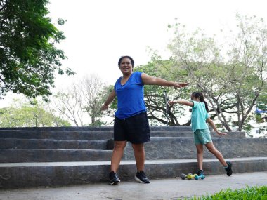 Anne ve Kız Dambıllarla Uzanır ve Egzersiz Yapar