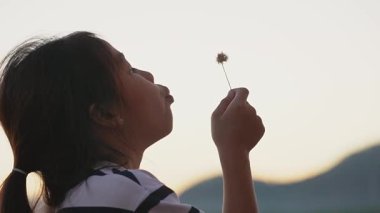 Mutlu Kardeşler, Sunset Gölü 'nde Huzurlu Bir Anı Paylaşıyor. Altın Gün Batımında, Gölde Neşeli Kardeş Birleşmesi