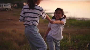 Mutlu Kardeşler, Sunset Gölü 'nde Huzurlu Bir Anı Paylaşıyor. Altın Gün Batımında, Gölde Neşeli Kardeş Birleşmesi