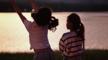 Mutlu Kardeşler, Sunset Gölü 'nde Huzurlu Bir Anı Paylaşıyor. Altın Gün Batımında, Gölde Neşeli Kardeş Birleşmesi