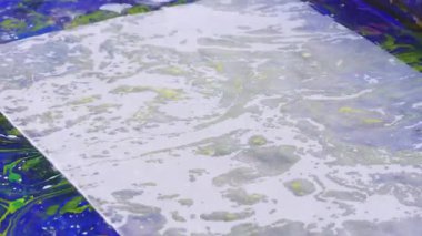 Çocukların ellerinde renkli suluboya ile plastik bardakta boya fırçaları, çocuklar için yaratıcı sanat aktiviteleri..