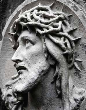 İsa Mesih 'in yüzü yaklaşıyor. Dikenli çelenk ve ıstırap