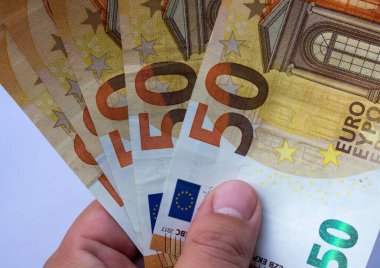 50 Euro, zengin bir adamın ellerinde.