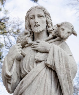 İsa iyi bir çobandır. Koyunlar arkada.