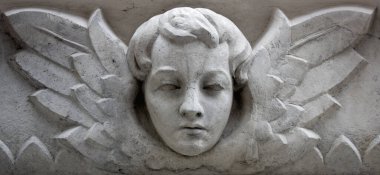 Melek gökyüzüne bakıyor