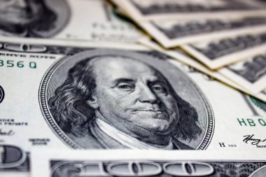 100 Amerikan doları yakın çekim.