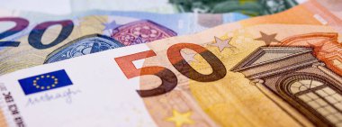 Elli ve yirmi avro yakın çekim.