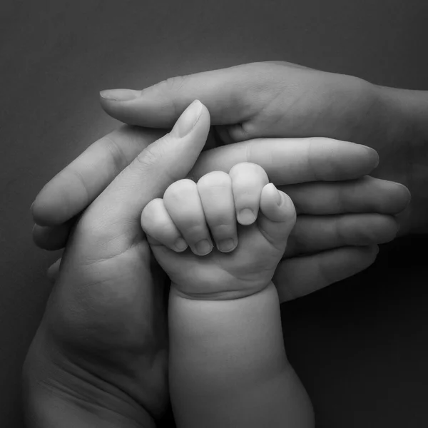 Mano de bebé recién nacido en manos madre aisladas — Foto de Stock