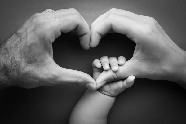 Familie, moeder met vader baby hand te houden, houden van de hand van de moeder, gelukkig geheugen, stamboom — Stockfoto