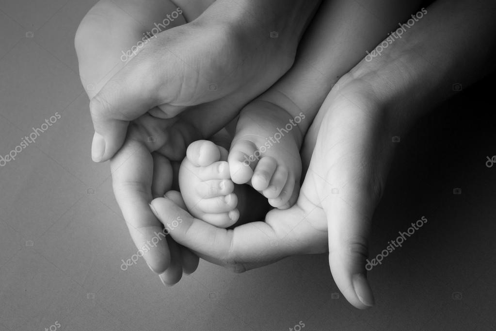 Baby with fathers long legs Stock Photo - Alamy