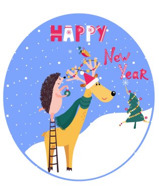 Mutlu Yıllar Deyimi. İçinde Noel şapkası, atkısı ve takıları olan ren geyiği tebrik kartı. Şirin kirpi geyiği tatil için süslüyor. Mutlu hayvanlar ve kış kartpostalında Noel ağacı.