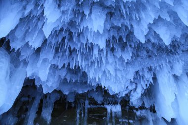 Baykal Gölü 'ndeki Olkhon Adası kayalıklarında buz saçakları.