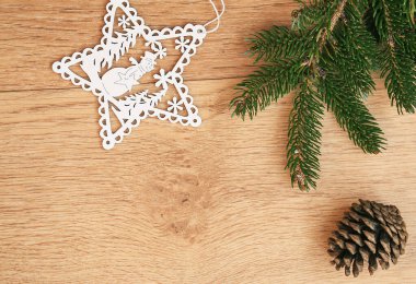 Noel ağacı dalı ve ahşap arka planda süsleme