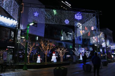 Busan, Kore - 4 Ocak 2020: Gwangbok Caddesi 'nde Noel aydınlanması