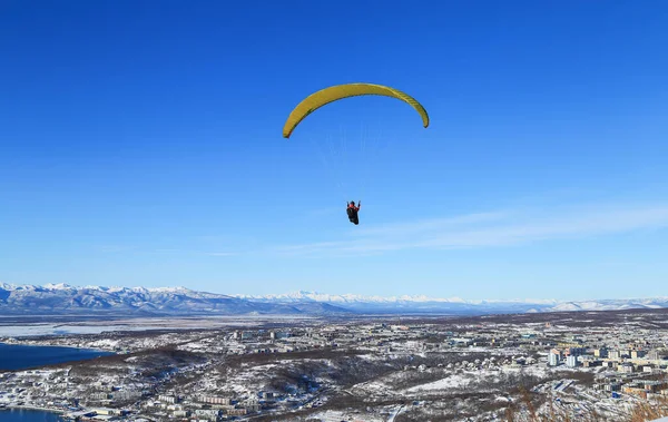 Petropavlovsk-Kamchatsky şehri üzerinde paragliding