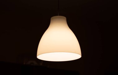 Siyah arka planda parlayan avize, karanlıkta parlayan.