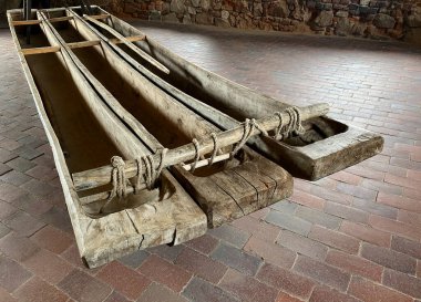 Elle yapılmış eski tahta bir sal.