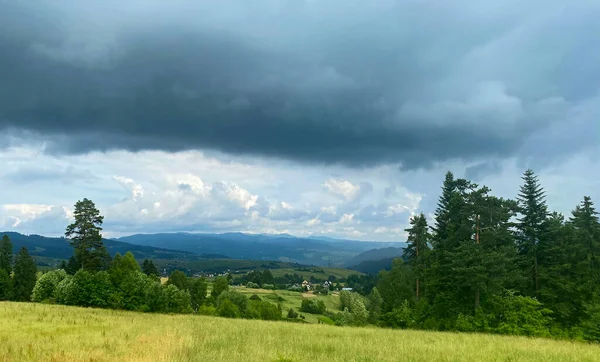 ポーランドのPieninine山のフィールドと牧草地 — ストック写真