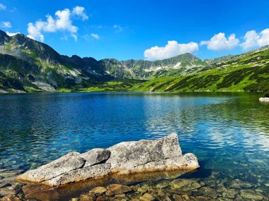 Polonya Tatras dağları. Beş Polonya Göletinin Vadisi