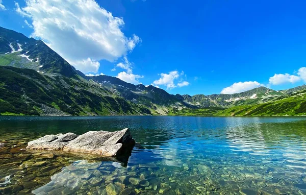 Polonya Tatras dağları. Beş Polonya Göletinin Vadisi