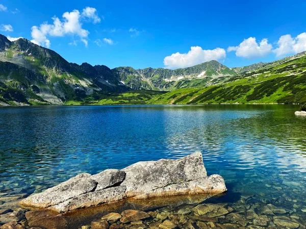 Polonya Tatras dağları. Beş Polonya Göletinin Vadisi