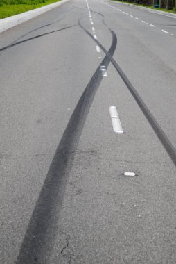 Sokak yarışı kazasından kalan fren izleri..