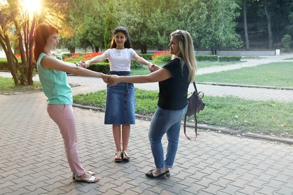 Tres Jóvenes Sonrientes Amigas Toman Mano Círculo Los Rayos Del —  Fotos de Stock